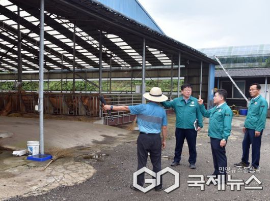 정성주 김제시장이 축산 농가 현장을 방문, 공감 소통 하며, 애로사항을 청취하고 있다.(사진=김제시)