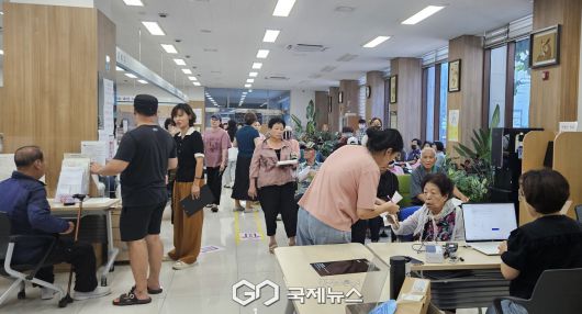 (제공=경주시) 행정복지센터 민생회복 소비쿠폰 신청 장면