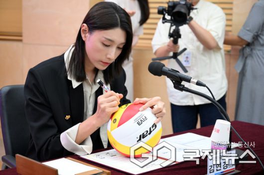 (사진/안산시 제공) 배구 여제 김연경이 29일 'MBC 배구예능 성공기원 안산시 도시브랜드 제고 파트너십 강화' 자리에서 기념구에 사인을 하고 있다.