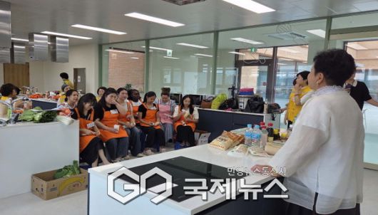 결혼이민여성과 전통음식 체험교육이 진행되고 있다