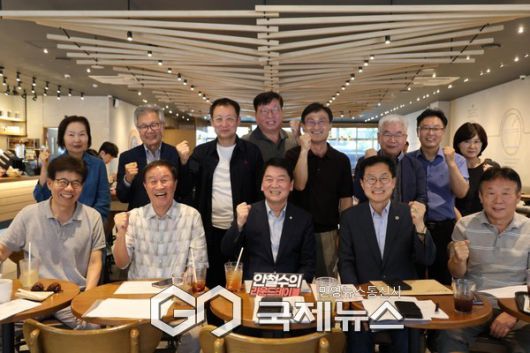 ▲「성남역 중심지 및 복합환승센터 추진 주민 간담회」를 열고 인근 주민들과 현안을 논의하고 기념 촬영을 했다 <성남시의회 제공>