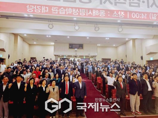 ▲ 국민의힘 이철규 의원(강원 동해·태백·삼척·정선)은 14일 동해시 평생학습관에서 열린 당원교육에서 “국가 재정 위기와 안보 불안, 지역 발전 과제를 동시에 해결해야 할 시점”이라며 “당원 모두가 하나로 뭉쳐야 한다”고 강조 사진=고정화 기자