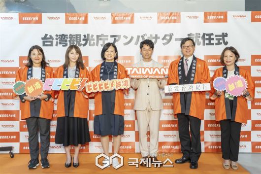 왼쪽부터 왕샤오쉰 대만관광청 도쿄사무소장, 젠위옌 대만관광협회 회장, 천위슈 대만 교통부 관광서장, 츠마부키 사토시 대만 관광 홍보대사, 홍잉제 주오사카 대만 총영사, 황이핑 대만 교통부 관광서 국제조 과장. 사진/대만 교통부 관광서