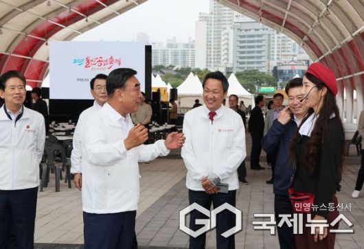 (사진제공=울산시) 13일 태화강 국가정원 남구 둔치에서 ‘2025 울산공업축제 프레스 컨퍼런스 데이’가 열린 가운데 김두겸 울산시장이 공업축제 세부계획을 언론과 공유하고 행사장 시설을 점검하고 있다.