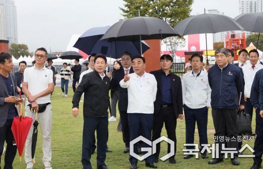 (사진제공=울산시) 13일 태화강 국가정원 남구 둔치에서 ‘2025 울산공업축제 프레스 컨퍼런스 데이’가 열린 가운데 김두겸 울산시장이 공업축제 세부계획을 언론과 공유하고 행사장 시설을 점검하고 있다.