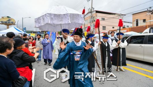 유정근 영주시장 권한대행이 주세붕 군수 행차에 참여해 시민들과 인사를 나누고 있다