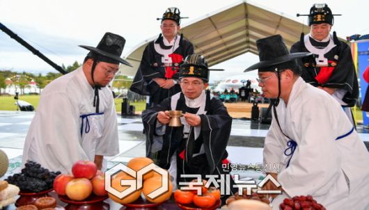 유정근 영주시장 권한대행이 풍기인삼대제를 지내고 있다