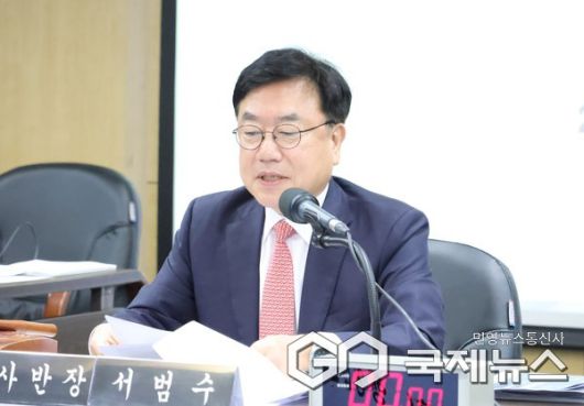 (경남=국제뉴스) 서병수(국민의힘) 의원(감사반장)이 28일 오전 경남도청 도정회의실에서 열린 국회 행정안전위원회 경남도청 국정감사를 진행하고 있다 . 사진=황재윤 기자
