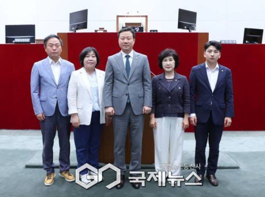 ▲경주에서 열린 ‘2025년 APEC 정상회의’의 성공적 개최를 축하하는 성남시의회 더불어민주당협의회 (가운데 이준배 대표의원) <성남시의회더불어민주당협의회 제공>