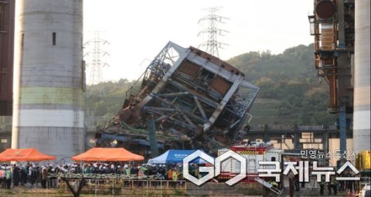 (사진=국제뉴스DB) 울산화력발전소 구조물 붕괴 사고...구조 수색 중인 현장
