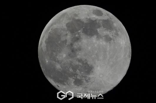 2025년 마지막 보름달 콜드 슈퍼문, 어둠속 더욱 환하게 빛 비춰 (사진=안희영 기자)