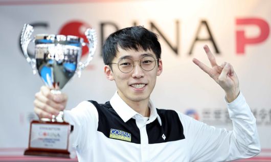 지난 23-24시즌 드림리그 6차전 챔피언에 오른 뒤 트로피를 들고 포즈를 취한 임완섭/@PBA