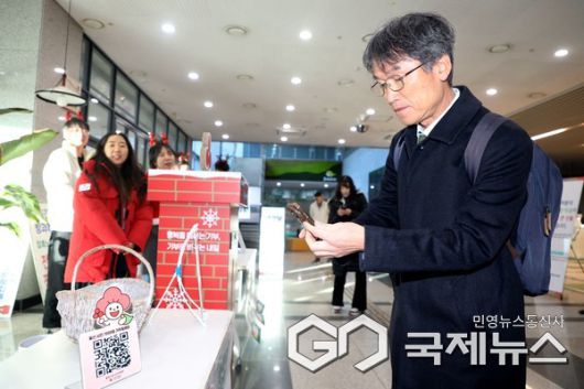 (사진제공=울산교육청) 천창수 교육감이 5일 본청 중앙현관에서 7천 원 기부 참여 잇기에 참여하고 있다