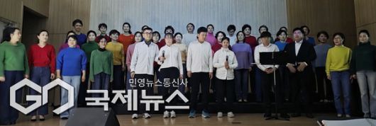 이번 공연은 단순한 합창 협연을 넘어 ‘예술의 사회적 의미’를 정확하게 보여준 자리였다. 발달장애인 단원들이 꾸준한 연습 끝에 자신감을 펼쳐낸 무대는 공동체 예술이 갖는 치유와 연결의 힘을 상징적으로 보여줬다.[사진=문서현 기자]
