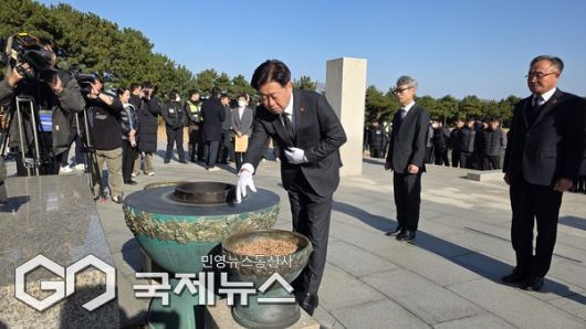 선포식 이후 오영훈 지사는 4·3평화공원 위령 공간을 찾아 헌화·분향하며 4·3희생자들에게 헌장 제정과 선포 사실을 보고했다.[사진=문서현 기자]