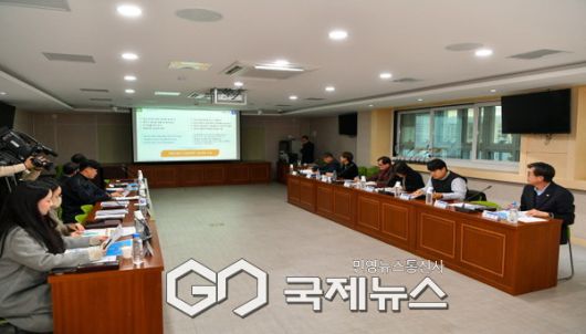 용역사 대표가 최종보고를 하고 있다