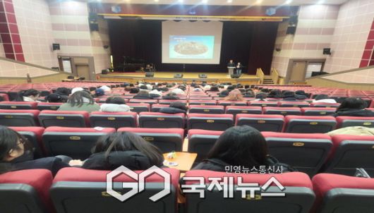 영주시 영광여자고등학교, '6.25전쟁 바로 알리기 교육' 진행 모습(최동철 안보교수)