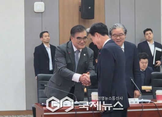 김기웅 서천군수가 23일 충남도청 대회실에서 화장지.물티슈 업체인 연우와 50억 투자 협약식을 위해 도청을 방문하여 김태흠 충남도지사 와 인사를 나누고 있다/국제뉴스 박의규 기자