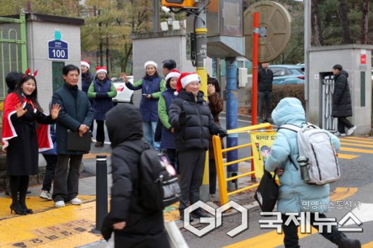 이상일 용인특례시장이 24일 기흥구에 있는 독정초등학교에서 교통지도봉사를 하고 있다.(사진=용인시)
