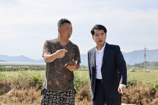 최재형 군수(오른쪽) 노지스마트팜 현장 방문 모습.(제공=보은군청)