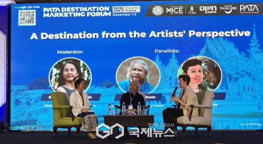 왼쪽부터 Sasiwimon Wongjarin 스튜디오88 아티스트 레지던시 디렉터, 영국 예술가 Rachel Gray, 태국 도예가 Somluk Pantiboon. 사진/유지현 기자