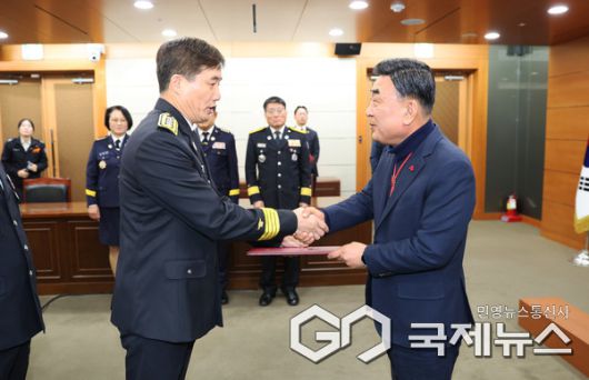 (사진제공=울산시) 울산소방본부는 26일 울산시청 상황실에서 2026년 상반기 소방공무원 승진, 전보 임용식을 갖고 김두겸 울산시장이 임용장을 수여하고 있다.