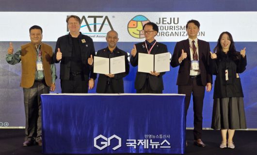 왼쪽부터 수만 판데이(Suman Pandey) PATA 부회장, 피터 시몬(Peter Semone) PATA 회장, 누르 아흐마드 하미드 PATA CEO, PATA, 고승철 제주관광공사 사장, 신현철 제주관광공사 글로컬관광팀장, 유정은 제주관광공사 마이스뷰로팀 대리. 사진/유지현 기자