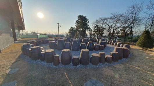 기증된 항아리들을 활용한 ‘항아리 미로’ 전시. 사진=중구