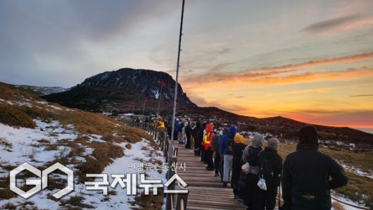 병오년 새해 첫날, 제주의 세계자연유산이 희망을 기원하는 발걸음으로 가득 찼다. 성산일출봉과 한라산에는 새해 첫 해돋이를 맞이하려는 도민과 관광객 수만 명이 모여, 자연 속에서 한 해의 시작을 함께 열었다.[사진=제주도]