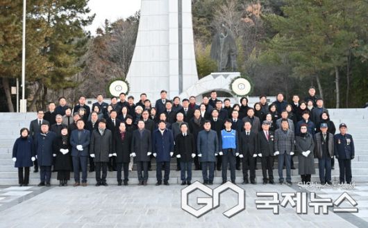(사진제공/창녕군) 충혼탑 참배 후 기념촬영을 하고 있다.