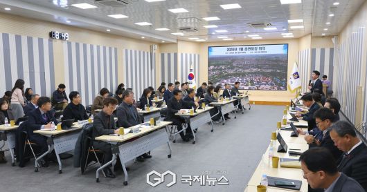 (제공=경주시) 올해 첫 읍면동장 회의, 인사말 하는 최혁준 부시장