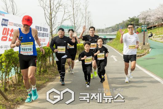 지난 제14회 양천마라톤 대회에서 참가자들과 함께 뛰는 이기재구청장(가운데) [사진제공=양천구청]