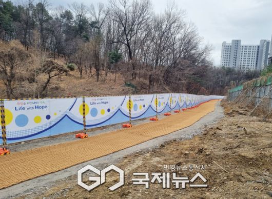 ▲ 과천시, 지식정보타운 내 근린공원 3 경계를 따라 조성한 임시 보행로 모습 [과천시제공]