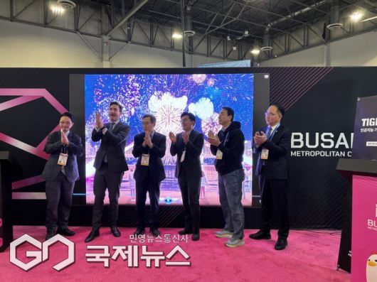 'CES 2026' 개관식 기념촬영 모습 (왼쪽부터 박동석 첨단산업국장, John T. Kelley CTA 부회장, 송복철 부산경제진흥원 원장, 서종군 부산기술창업투자원 원장, 이준현 부산라이즈혁신원 원장, 한수환 동의대학교 총장)