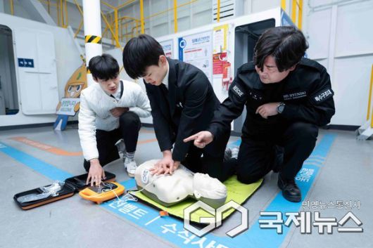 (사진제공=HD현대중공업) HD현대중공업 안전체험관에서 윤형민 기사가 윤재준 군과 문현서 군에게 특별 안전 교육을 실시하고 있다.