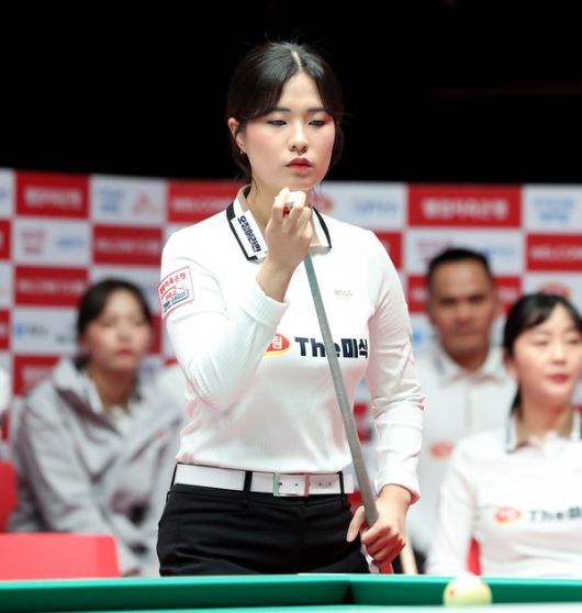 6세트 박정현이 김가영에게 경기 내내 끌려가며 위기에 봉착했다. 하지만 박정현은 3:8로 끌려가던 6이닝째 2연속 뱅크샷으로 7:8까지 따라갔고, 옆돌리기 득점과 뒤돌리기 득점을 차례로 성공해 극적인 9:8 역전승을 거뒀다./@PBA