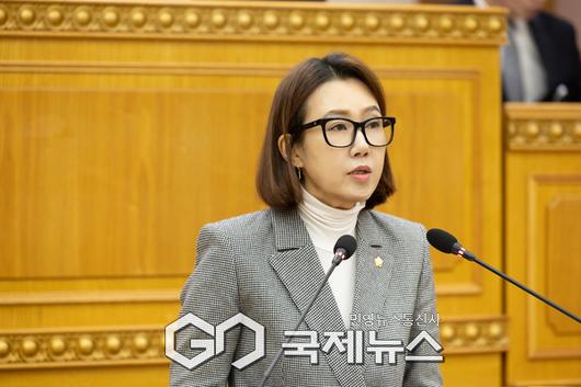 최수연 부의장이 ‘교육특구 특별회계 운영 촉구 제언’이란 주제로 5분 자유발언 하고 있다.(사진제공.양주시의회)