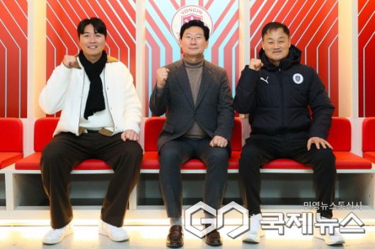 이상일 용인특례시장이 6일 오후 미르스타디움에서 전지훈련을 앞둔 용인FC 최윤겸 감독과 이동국 테크니컬 디렉터와 기념사진 촬영을 하고 있다.(사진=용인시)