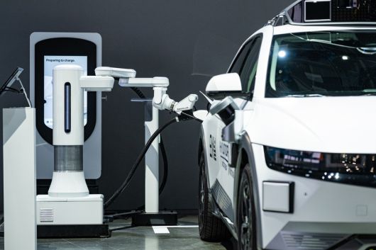 전기차 자동 충전 로봇 활용한 아이오닉 5 로보택시 충전 모습