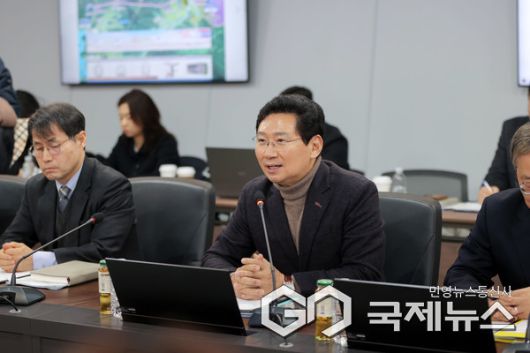 이상일 용인특례시장이 9일 처인구 원삼면에 있는 용인반도체클러스터 일반산업단지 현장에서 용인 반도체 프로젝트와 관련해 입장을 설명하고 있다.(사진=용인시)