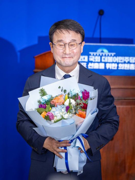 한병도 의원이 민주당 원내대표에 당선되어 꽃다발로 축하를 받고 있다.(사진=한병도의원 사무실 제공)