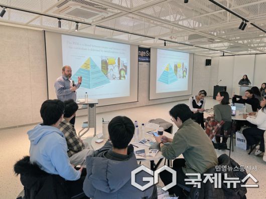 (사진제공=UNIST) 캘리포니아주립대학교 샌마코스(CSUSM) 앨런 스타일즈(Alan Styles) 교수가 국제 연구성과를 발표하고 있다