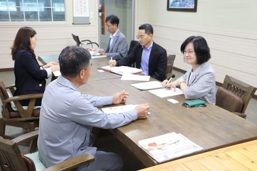 변인순 부군수 기업체 방문 모습.(제공=보은군청)