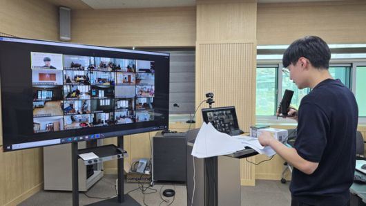 합천군 관계자가 스마트 마을방송 시스템을 통해 관내 경로당과 화상회의를 진행중이다