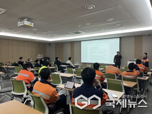 (사진제공=울산시) 울산소방본부–고려아연(주) 온산제련소 ‘소방안전관리 체계 고도화’위해 맞손-고려아연 컨설팅 강의를 진행하고 있다.
