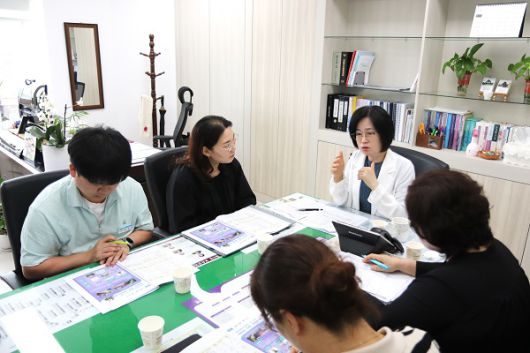 변인순 부군수 직원들과 대화 모습.(제공=보은군청)