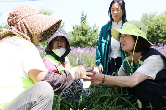 변인순 부군수 농민 격려 모습.(제공=보은군청)