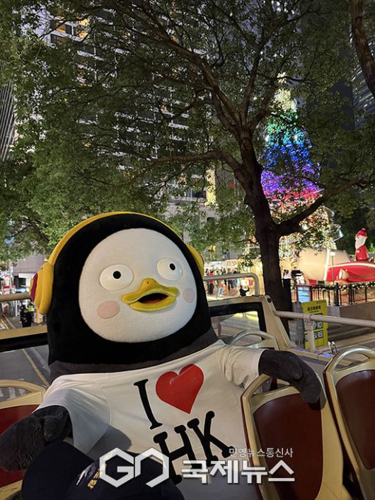 펭수가 홍콩의 낮과 밤을 오가며 도시의 다채로운 분위기를 즐기고 있다. [사진제공=홍콩관광청]