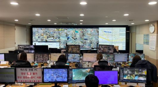 통합관제센터애서 관제요원이 실시간 모니터링을 하고 있다. 사진=미추홀구