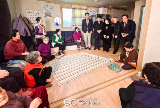 (제공=경주시) 도·시의원들과 경로당 신년인사에 나선 임후열 동천동장